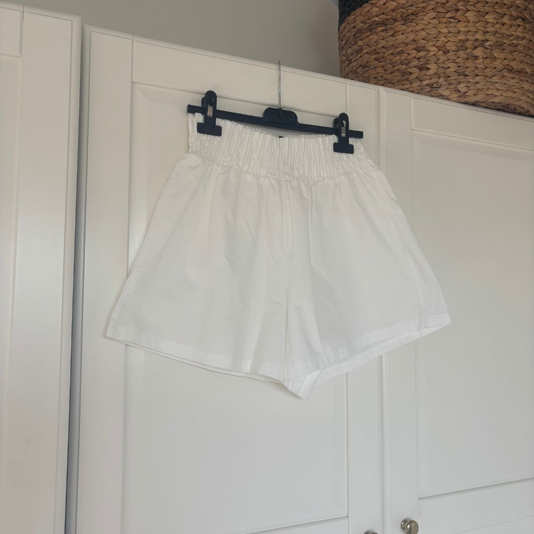 Sandy short wit